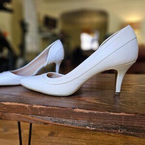 Kelly & Katie Shenna Pump in White (size 10M)